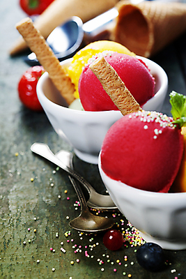 포토 JPG 해외이미지 그릇 아이스크림 디저트 실내 사람없음 아웃포커스 과자 달콤 나무바닥 해외202004 해외포토 식기 음식 바닥 촬영기법 내부 맛 파일형식