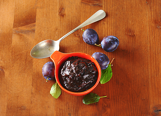 포토 JPG 해외이미지 스튜디오촬영 그릇 잎 실내 사람없음 숟가락 과일잼 서양자두 나무배경 해외202004 해외202105 해외포토 식물 식기 백그라운드 수저 내부 잼 파일형식