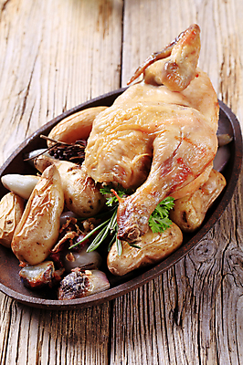 포토 JPG 해외이미지 접시 음식 채소 양파 감자 육류 요리 사람없음 목재 검은색 식사 저녁식사 치킨 시골 인스턴트 굽기 로즈메리 점심식사 메인요리 해외202004 해외202105 해외포토 나무 식기 컬러 식재료 재료 구이 허브 닭고기요리 파일형식