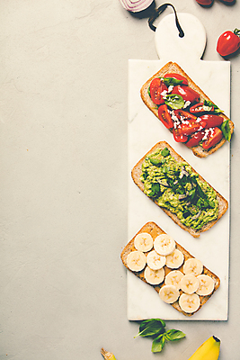 포토 JPG 해외이미지 빵 방울토마토 도마 바나나 실내 사람없음 하이앵글 이탈리아음식 애피타이저 흰배경 슬라이스 과카몰리 브루스케타 카피스페이스 해외202004 해외포토 음식 뷰포인트 백그라운드 토마토 과일 주방용품 서양음식 내부 공백 흰색 소스_음식 파일형식