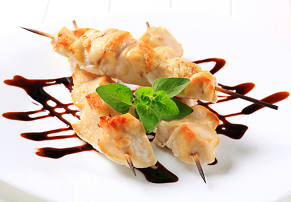 포토 JPG 해외이미지 접시 음식 조각 육류 요리 사람없음 목재 치킨 흰색 조미료 막대기 꼬치 그릴 굽기 케밥 오레가노 저지방 해외202004 해외202105 해외포토 나무 식기 컬러 식재료 재료 주방용품 기름_음식 구이 닭고기요리 향미료 파일형식