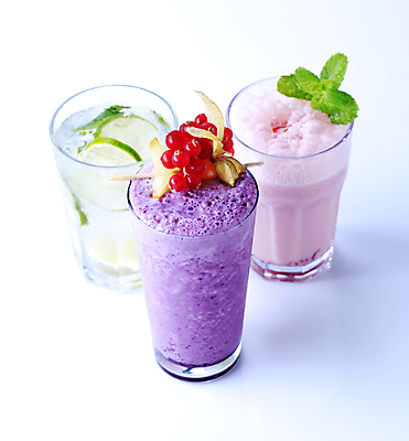 포토 JPG 해외이미지 잔 실내 사람없음 민트 흰배경 딸기쉐이크 라임주스 레드커런트 밀크쉐이크 블루베리주스 세잔 해외202004 해외202105 해외포토 식기 열매 백그라운드 3 내부 흰색 과일주스 허브 쉐이크 파일형식