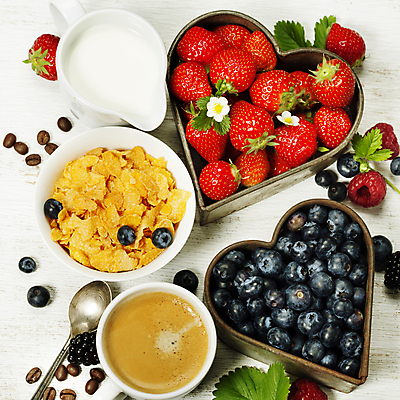 포토 JPG 해외이미지 그릇 꽃 커피 딸기 실내 사람없음 컵 하이앵글 숟가락 우유 원두 시리얼 흰배경 담기 블루베리 산딸기 하트상자 해외202004 해외포토 식물 식기 음료 음식 뷰포인트 백그라운드 과일 모션 유제품 수저 내부 상자 흰색 파일형식