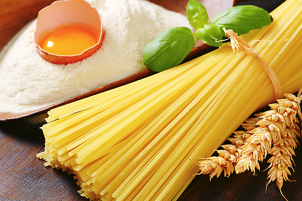 포토 JPG 해외이미지 음식 도마 파스타 스파게티 사람없음 계란 껍질 보따리 국자 밀가루 성분 노른자 바질 얇은 해외202004 해외202105 해외포토 주방용품 서양음식 알 가루 파일형식