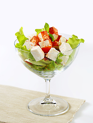 포토 JPG 해외이미지 스튜디오촬영 접시 음식 토마토 채소 재료 유리 치즈 유제품 건강 사람없음 샐러드 신선 양념 상추 큐브 향신료 주사위 유기농 날것 페타치즈 해외202004 해외202105 해외포토 식기 웰빙 재질 실내 향미료 파일형식