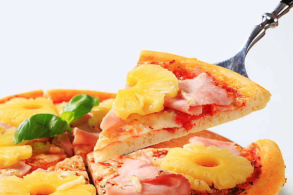 포토 JPG 해외이미지 조각 토마토 치즈 피자 사람없음 식사 저녁식사 굽기 묘사 파인애플 햄 브런치 바질 점심식사 해외202004 해외202105 해외포토 채소 과일 유제품 패스트푸드 서양음식 육류 구이 열대과일 파일형식