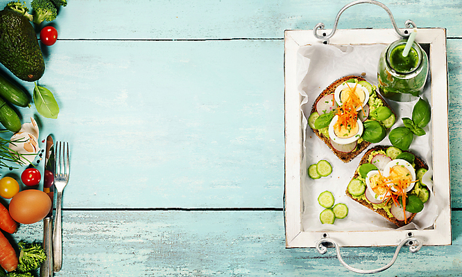 포토 JPG 해외이미지 빵 포크 방울토마토 유리병 오이 쟁반 샌드위치 빨대 사람없음 하이앵글 계란 주스 당근 나이프 브로콜리 파란배경 나무바닥 바질 아보카도 카피스페이스 해외202004 해외포토 식기 음료 음식 뷰포인트 백그라운드 토마토 채소 과일 병_용기 바닥 뿌리채소 파란색 알 공백 칼 파일형식