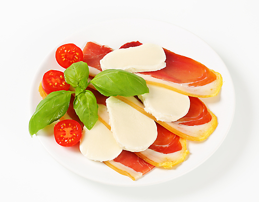 포토 JPG 해외이미지 스튜디오촬영 접시 음식 조각 토마토 방울토마토 치즈 육류 돼지고기 사람없음 애피타이저 햄 바질 모짜렐라치즈 치유 프로슈토 해외202004 해외202105 해외포토 식기 채소 식재료 유제품 실내 파일형식