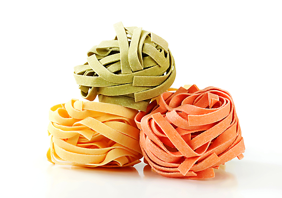 포토 JPG 해외이미지 스튜디오촬영 잡화 음식 재료 공 파스타 스파게티 사람없음 빨간색 초록색 노란색 면 플랫 흰배경 페투치네 탈리아텔레 해외202004 해외202105 해외포토 컬러 백그라운드 서양음식 실내 흰색 파스타면 파일형식