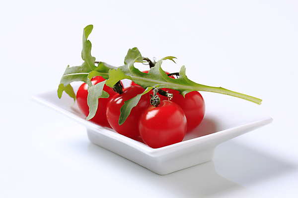 포토 JPG 해외이미지 스튜디오촬영 접시 음식 토마토 채소 재료 건강 사람없음 빨간색 흰색 신선 다발 유기농 날것 백자 해외202004 해외202105 해외포토 식기 웰빙 컬러 실내 도자기 파일형식