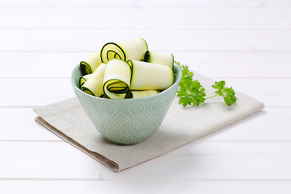 포토 JPG 해외이미지 스튜디오촬영 음식 조각 채소 재료 호박 건강 사람없음 초록색 쌓기 신선 사발 가득함 받침대 유기농 날것 국산 스쿼시 흙더미 내추럴 숙성 얇은 접기 주키니 해외202004 해외202105 해외포토 웰빙 스포츠 컬러 모션 실내 구기 흙 사기그릇 파일형식 더미