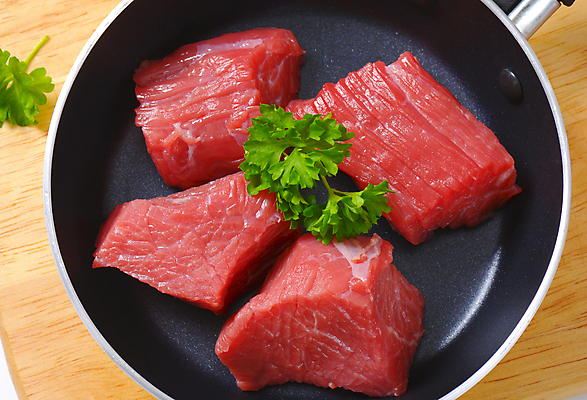 포토 JPG 해외이미지 실내 파슬리 생고기 사람없음 하이앵글 소고기 프라이팬 흰배경 나무도마 해외202004 해외202105 해외포토 뷰포인트 백그라운드 채소 주방용품 도마 육류 내부 목재 흰색 파일형식