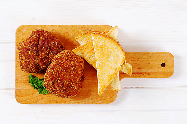 포토 JPG 해외이미지 스튜디오촬영 접시 음식 빵 조각 부분 도마 육류 사람없음 목재 식사 저녁식사 튀김 햄버거 굽기 흰배경 머리위 토스트 패티 점심식사 빵가루 핸드메이드 해외202004 해외202105 해외포토 나무 식기 식재료 재료 주방용품 패스트푸드 실내 흰색 구이 파일형식 식물 컬러 생활용품 내부 인스턴트 오브젝트