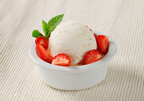 포토 JPG 해외이미지 접시 음식 과일 공 딸기 아이스크림 디저트 사람없음 흰색 대접 신선 사발 달콤 작음 민트 국자 냅킨 푸딩 젤라또 커스터드 해외202004 해외202105 해외포토 식기 컬러 주방용품 사기그릇 맛 크기 허브 크림 파일형식