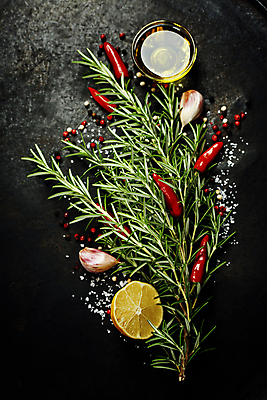 포토 JPG 해외이미지 검은배경 실내 마늘 사람없음 올리브오일 레몬 허브 홍고추 유리그릇 로즈메리 통후추 해외202004 해외포토 식물 그릇 백그라운드 채소 과일 유리 고추 내부 검은색 기름_음식 후추 파일형식