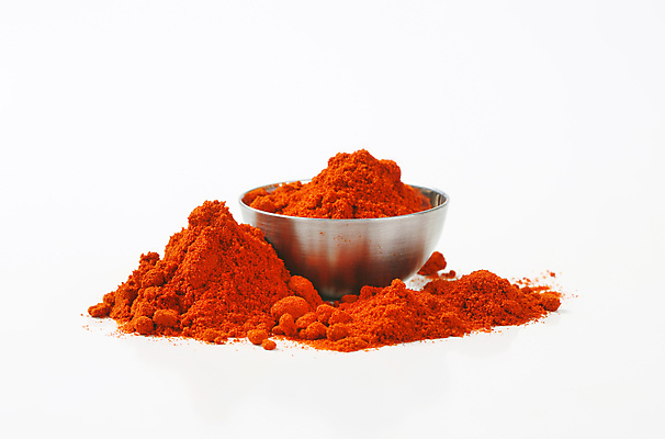 포토 JPG 해외이미지 고추 실내 사람없음 흰배경 고춧가루 스탠그릇 해외202004 해외202105 해외포토 그릇 백그라운드 채소 내부 흰색 가루 파일형식