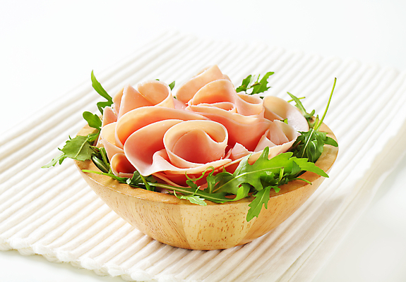 포토 JPG 해외이미지 음식 잎 채소 건강 육류 돼지고기 사람없음 목재 샐러드 로켓 흰색 신선 사발 애피타이저 받침대 유기농 햄 날것 슬라이스 루꼴라 얇은 편육 해외202004 해외202105 해외포토 나무 식물 웰빙 컬러 식재료 재료 사기그릇 파일형식