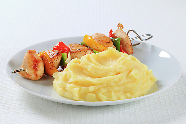 포토 JPG 해외이미지 접시 음식 조각 감자 파프리카 육류 사람없음 식사 저녁식사 치킨 흰색 꼬치 그릴 바비큐 굽기 점심식사 케밥 해외202004 해외202105 해외포토 식기 컬러 채소 식재료 주방용품 구이 닭고기요리 파일형식