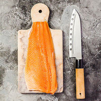 포토 JPG 해외이미지 도마 실내 근접촬영 사람없음 하이앵글 날것 연어 식칼 연어요리 연어회 해외202004 해외포토 음식 뷰포인트 주방용품 어류 내부 생선회 파일형식