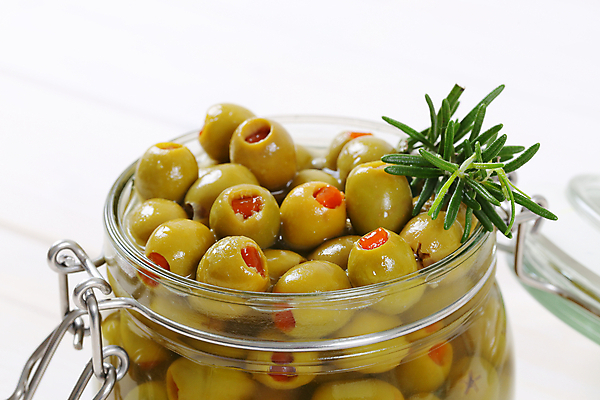 포토 JPG 해외이미지 스튜디오촬영 유리병 실내 사람없음 오픈 흰배경 올리브 담기 로즈메리 올리브절임 해외202004 해외202105 해외포토 열매 백그라운드 모션 병_용기 내부 흰색 허브 절임 파일형식