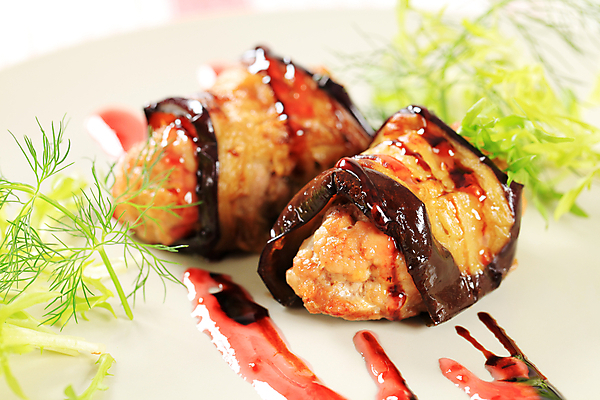 포토 JPG 해외이미지 스튜디오촬영 접시 음식 조각 가지 육류 돼지고기 요리 사람없음 치킨 튀김 미트볼 양고기 다진 땅바닥 송아지고기 타파스 해외202004 해외202105 해외포토 식기 채소 식재료 바닥 실내 애피타이저 닭고기요리 파일형식