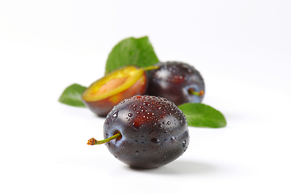 포토 JPG 해외이미지 스튜디오촬영 음식 과일 건강 사람없음 파란색 젖음 바위 신선 횡단보도 흰배경 유기농 반쪽 날것 자두 숙성 해외202004 해외202105 해외포토 웰빙 컬러 백그라운드 실내 돌_바위 흰색 보행로 파일형식