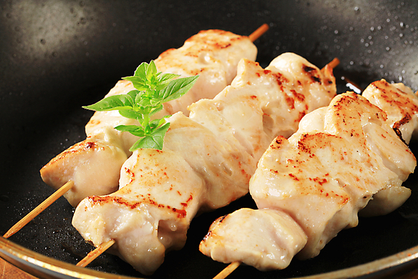 포토 JPG 해외이미지 음식 조각 도마 육류 요리 사람없음 목재 검은색 치킨 튀김 막대기 프라이팬 꼬치 그릴 굽기 묘사 저지방 해외202004 해외202105 해외포토 나무 컬러 식재료 재료 주방용품 기름_음식 구이 닭고기요리 파일형식