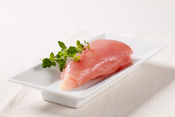 포토 JPG 해외이미지 접시 실내 생고기 사람없음 닭고기 식탁보 신선 흰배경 날것 닭가슴살 생닭 해외202004 해외202105 해외포토 식기 백그라운드 육류 내부 흰색 닭 파일형식