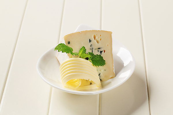 포토 JPG 해외이미지 스튜디오촬영 접시 음식 치즈 유제품 사람없음 흰색 부드러움 버터 곰팡이 블루치즈 해외202004 해외202105 해외포토 식기 컬러 실내 감각 파일형식