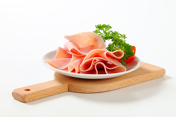 포토 JPG 해외이미지 스튜디오촬영 접시 음식 토마토 도마 파슬리 육류 사람없음 신선 흰배경 햄 슬라이스 얇은 편육 해외202004 해외202105 해외포토 식기 백그라운드 채소 식재료 주방용품 실내 흰색 파일형식