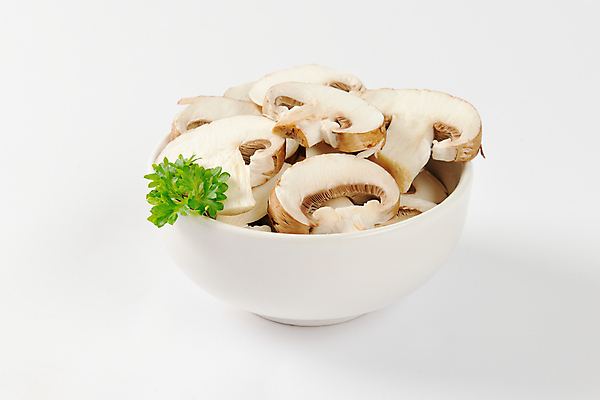 포토 JPG 해외이미지 스튜디오촬영 그릇 식재료 단면 실내 파슬리 사람없음 버섯 담기 슬라이스 양송이 해외202004 해외202105 해외포토 식기 채소 모션 내부 파일형식