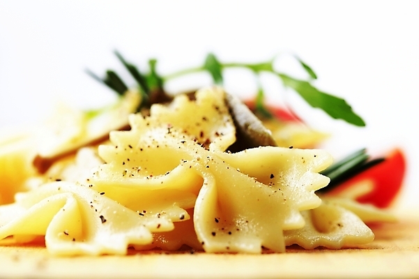 포토 JPG 해외이미지 음식 도마 파스타 요리 사람없음 샐러드 묘사 삶기 파르팔레 해외202004 해외202105 해외포토 주방용품 서양음식 파스타면 파일형식