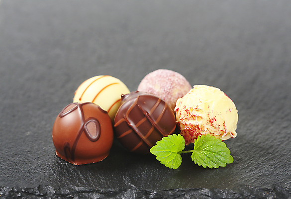 포토 JPG 해외이미지 스튜디오촬영 검은배경 사람없음 초콜릿 여러개 달콤 민트 석판 해외202004 해외202105 해외포토 다수 백그라운드 디저트 실내 검은색 맛 허브 파일형식