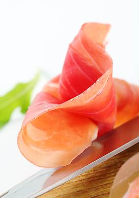 포토 JPG 해외이미지 음식 조각 잎 건조 도마 육류 돼지고기 사람없음 신선 애피타이저 햄 훈제 루꼴라 생식 얇은 치유 타파스 편육 프로슈토 해외202004 해외202105 해외포토 식물 채소 식재료 주방용품 파일형식