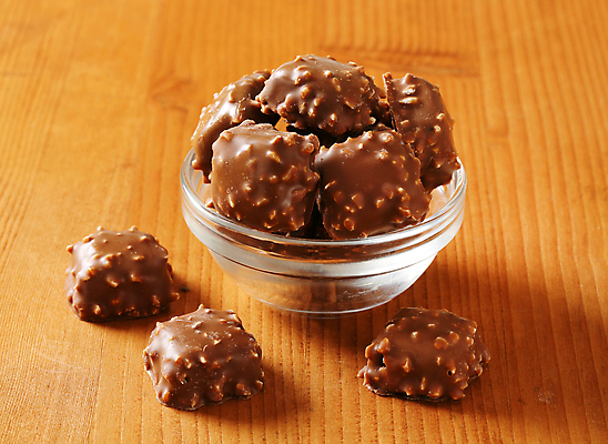 포토 JPG 해외이미지 사람없음 과자 초콜릿 견과류 달콤 유리그릇 해외202004 해외202105 해외포토 그릇 유리 디저트 맛 파일형식