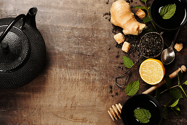 포토 JPG 해외이미지 잎 실내 사람없음 하이앵글 숟가락 차 찻잔 다기 찻주전자 설탕 레몬 생강 나무탁자 허니디퍼 카피스페이스 해외202004 차거름망 해외포토 식물 음료 뷰포인트 채소 과일 탁자 주전자 잔 수저 내부 공백 도구 다도 파일형식