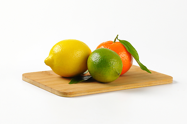 포토 JPG 해외이미지 스튜디오촬영 잎 귤 사람없음 신선 달콤 레몬 흰배경 라임 나무도마 해외202004 해외202105 해외포토 식물 백그라운드 과일 도마 실내 목재 흰색 맛 파일형식