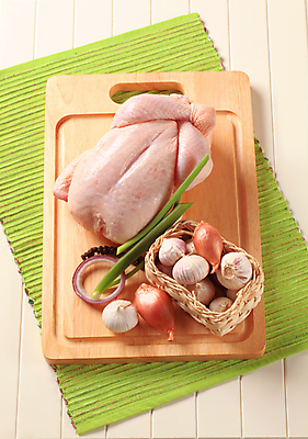 포토 JPG 해외이미지 양파 실내 마늘 생고기 사람없음 닭고기 식탁보 신선 흰배경 날것 파 나무도마 생닭 적양파 해외202004 해외202105 해외포토 백그라운드 채소 도마 육류 내부 목재 흰색 닭 파일형식