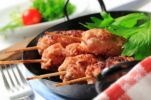 포토 JPG 해외이미지 포크 실내 사람없음 아웃포커스 식탁보 냄비 미트볼 꼬치요리 해외202004 해외202105 해외포토 식기 음식 촬영기법 요리 내부 꼬치 솥 파일형식