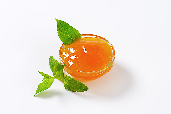 포토 JPG 해외이미지 스튜디오촬영 실내 사람없음 민트 흰배경 유리그릇 과일잼 살구잼 해외202004 해외202105 해외포토 그릇 백그라운드 유리 내부 흰색 잼 허브 파일형식