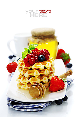 포토 JPG 해외이미지 접시 딸기 실내 타이포그라피 사람없음 쌓기 식탁보 달콤 흰배경 블루베리 산딸기 꿀 와플 꿀단지 허니디퍼 해외202004 해외포토 문자 식기 백그라운드 과일 모션 디저트 내부 흰색 도구 맛 파일형식