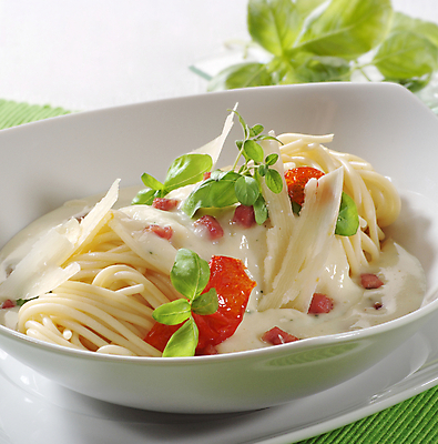 포토 JPG 해외이미지 1 접시 디자인 음식 치즈 파스타 스파게티 육류 요리 사람없음 식당 면 인스턴트 크림 햄 베이컨 바질 메인요리 스타일 해외202004 해외202105 해외포토 식기 식재료 유제품 서양음식 돼지고기 상점 파일형식