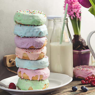 포토 JPG 해외이미지 접시 디저트 실내 빨대 사람없음 쌓기 우유 도넛 달콤 우유병 블루베리 산딸기 히아신스 해외202004 해외포토 식기 꽃 음식 과일 모션 병_용기 유제품 내부 맛 파일형식