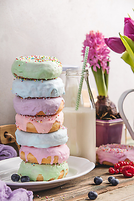 포토 JPG 해외이미지 접시 디저트 실내 빨대 사람없음 쌓기 우유 도넛 달콤 우유병 블루베리 히아신스 해외202004 해외포토 식기 꽃 음식 과일 모션 병_용기 유제품 내부 맛 파일형식