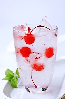 포토 JPG 해외이미지 음료 잔 한잔 실내 사람없음 얼음 체리 시원함 민트 흰배경 해외202004 해외202105 해외포토 자연요소 1 식기 백그라운드 과일 내부 흰색 허브 파일형식