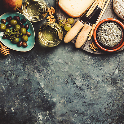 포토 JPG 해외이미지 회색배경 치즈 유제품 실내 사람없음 칼 화이트와인 올리브 청포도 호두 나무받침 허니디퍼 카피스페이스 해외202004 해외포토 열매 백그라운드 포도 내부 목재 와인 공백 회색 견과류 도구 받침대 파일형식