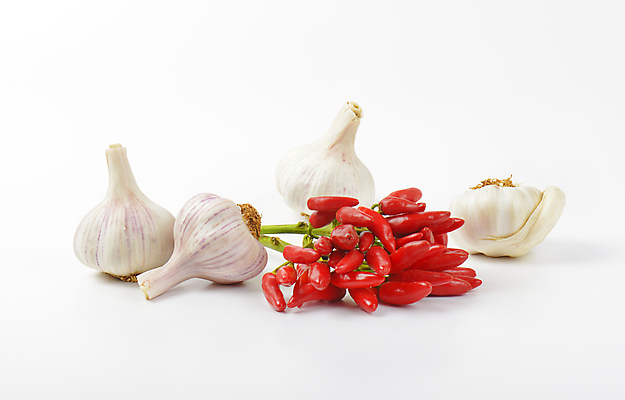 포토 JPG 해외이미지 스튜디오촬영 음식 채소 재료 건강 마늘 사람없음 빨간색 신선 작음 다발 흰배경 유기농 날것 숙성 해외202004 해외202105 해외포토 웰빙 컬러 백그라운드 실내 흰색 크기 파일형식