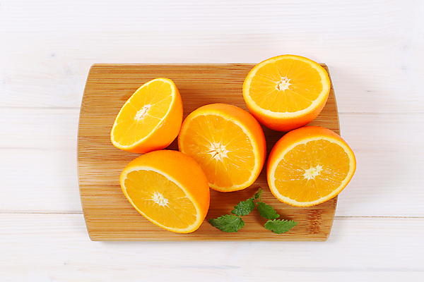 포토 JPG 해외이미지 스튜디오촬영 오렌지 사람없음 신선 자르기 흰배경 반쪽 나무도마 해외202004 해외202105 해외포토 백그라운드 과일 모션 도마 실내 목재 흰색 파일형식