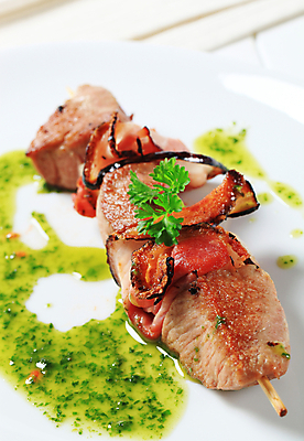 포토 JPG 해외이미지 접시 음식 조각 육류 돼지고기 요리 사람없음 목재 튀김 막대기 꼬치 그릴 기름 바비큐 굽기 허브 큐브 베이컨 케밥 페스토 해외202004 해외202105 해외포토 나무 식물 식기 식재료 재료 주방용품 소스_음식 구이 파일형식