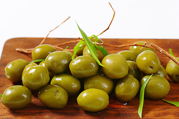 포토 JPG 해외이미지 실내 사람없음 흰배경 올리브 나무도마 올리브잎 올리브절임 해외202004 해외202105 해외포토 열매 백그라운드 잎 도마 내부 목재 흰색 절임 파일형식